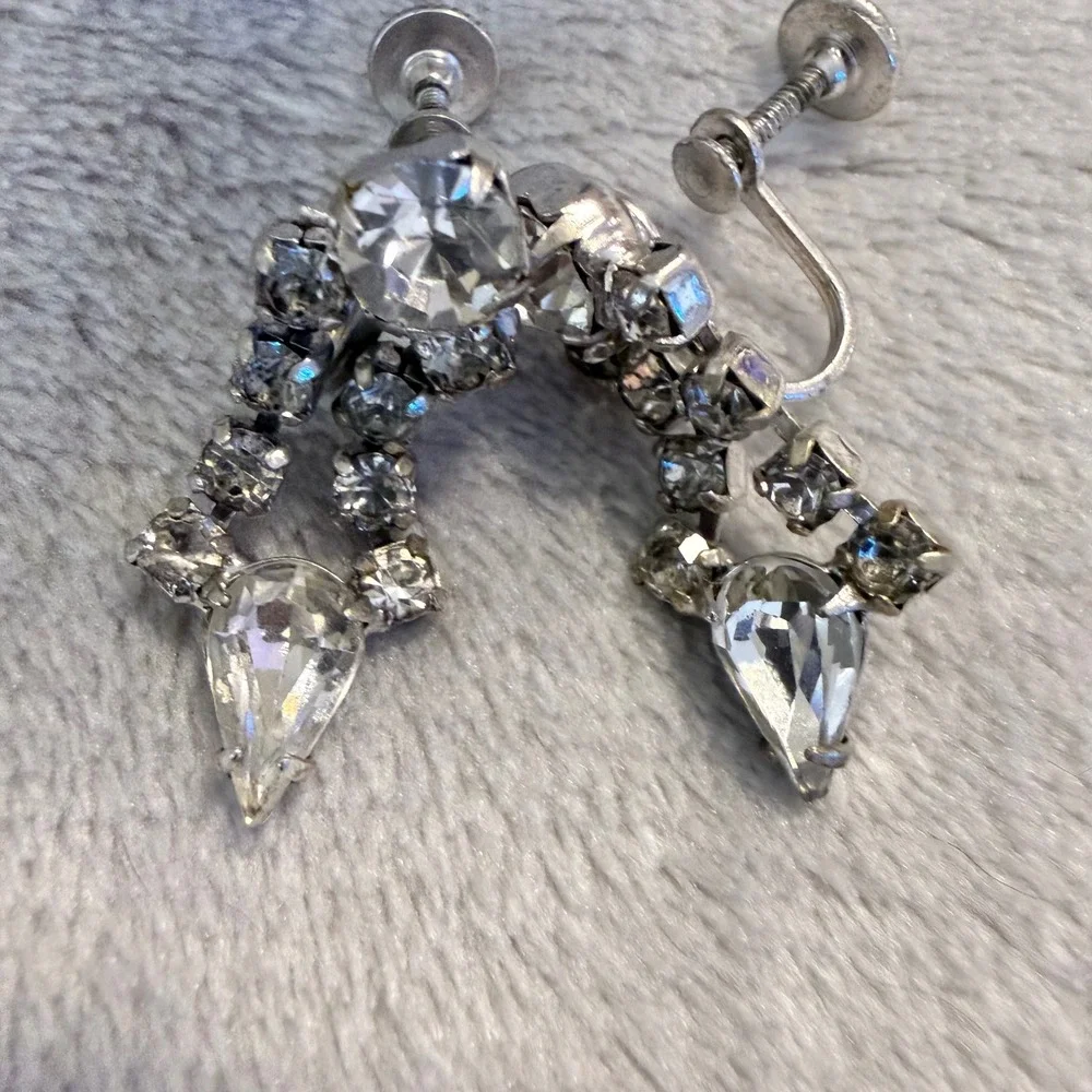 Vintage Rhinestone Dangle Screw Back Earrings Clear Crystal‎ Silver Tone